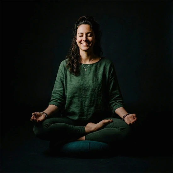 Klidná postava v meditativním naladění jako vizuální metafora terapie tmou