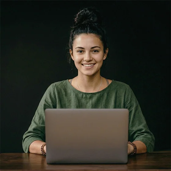 Žena odesílá rezervaci na svém notebooku
